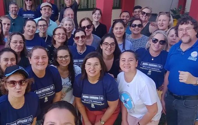 Professores realizam manifestação em frente à CRE de SMOeste