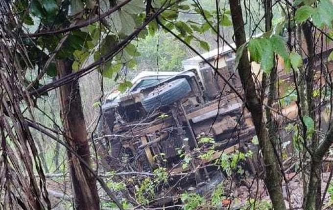 Caminhão sai da pista e tomba às margens da BR-163