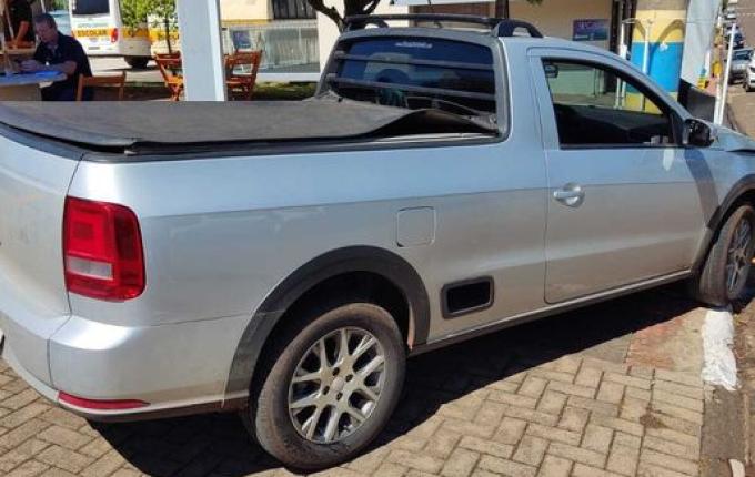 Condutora colide carro contra poste no centro de São José do Cedro