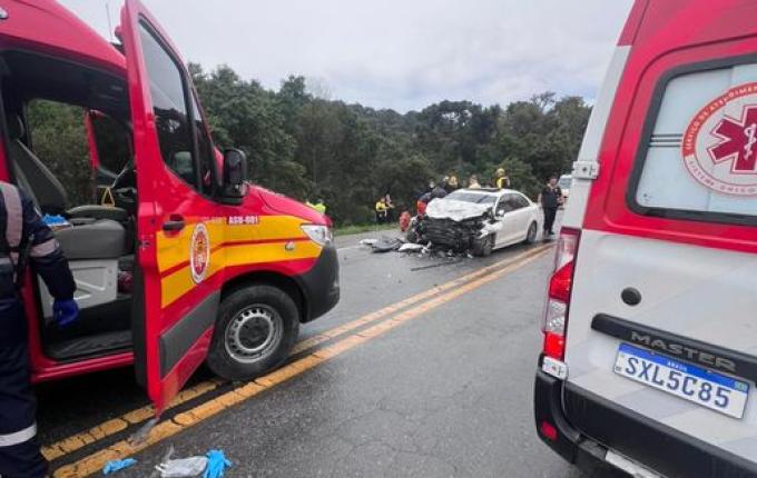 Colisão frontal envolvendo carro de SMO resulta em três mortos na BR 282