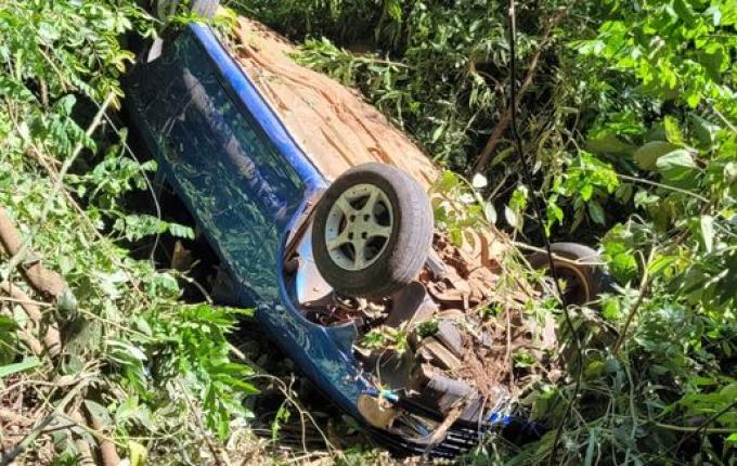Motorista fica ferida ao capotar carro em ribanceira em Guaraciaba