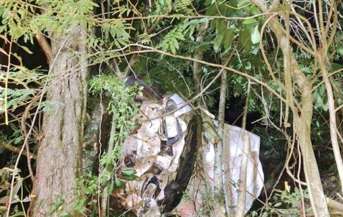 Carro sai da pista e cai em ribanceira de 40 metros na BR-163