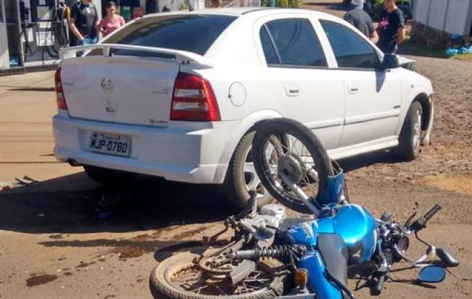 Rapaz fica ferido em colisão de carro e moto no centro de Iporã do Oeste