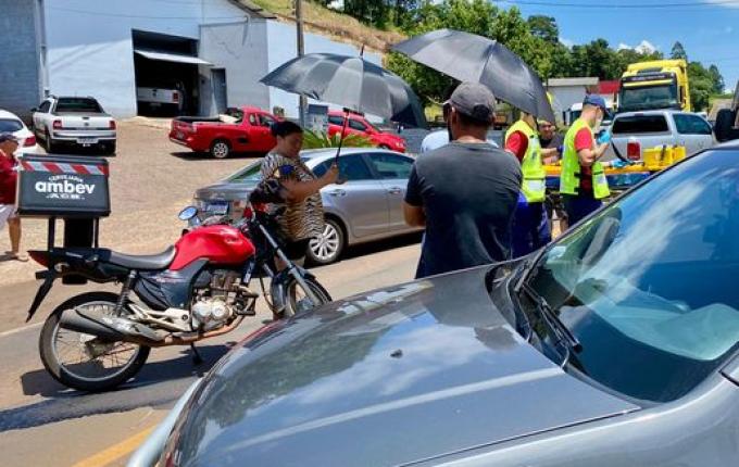 Mulher fica ferida após colisão entre carro e moto em Descanso