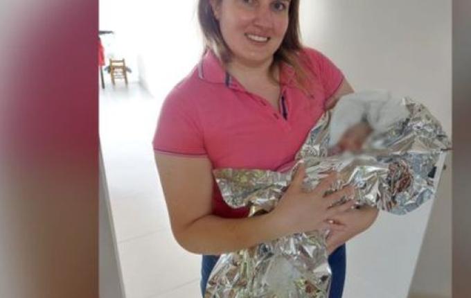 Mulher dá à luz no tapete de casa e bombeiros ajudam por telefone, em Chapecó