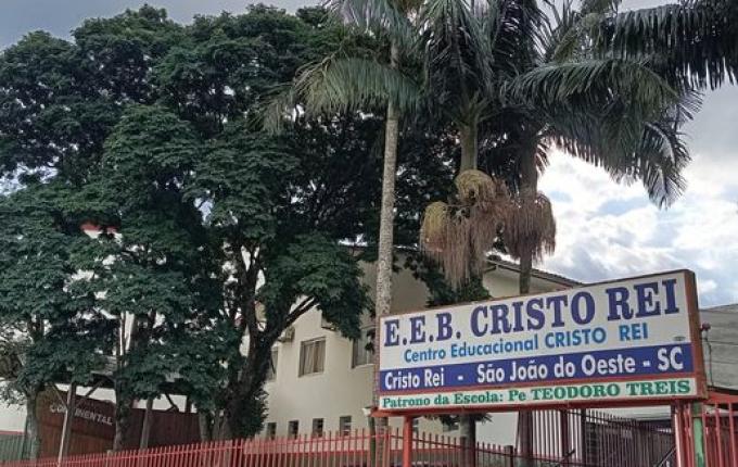 Escola de São João do Oeste comemora 80 anos com lançamento de dois livros