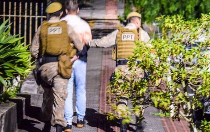 Homem com mandado de prisão por tráfico é preso durante abordagem em SMOeste