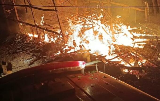 Galpão é destruído por incêndio no interior de Riqueza