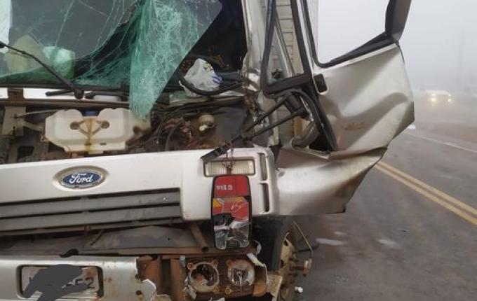Acidente entre caminhões deixa motorista preso às ferragens