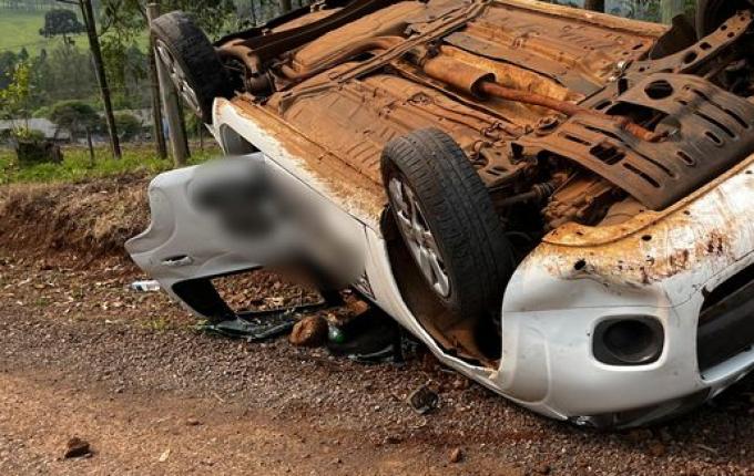 Mulher fica ferida em capotamento no interior de São Miguel do Oeste