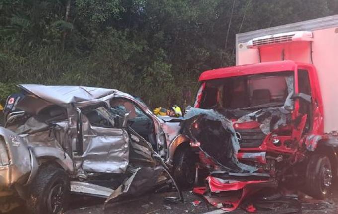 Pai e filho morrem em grave acidente entre caminhonete e caminhão na BR-282