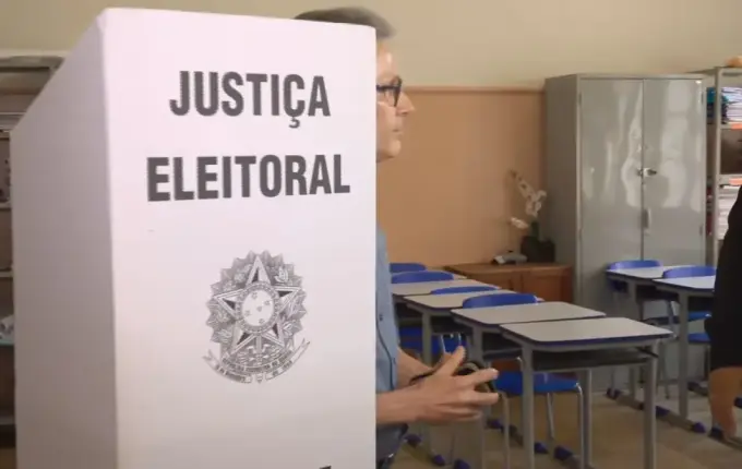 MP Eleitoral denuncia Zema por entrar com celular na cabine de votação