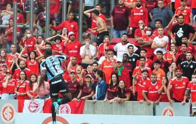 Grêmio domina, goleia o Inter e vence o Gre-Nal no Beira-Rio