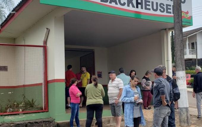 Filas são registradas no maior colégio eleitoral de Descanso