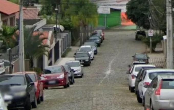 Em busca de cofre e ouro, casa é alvo de assalto à mão armada em Blumenau