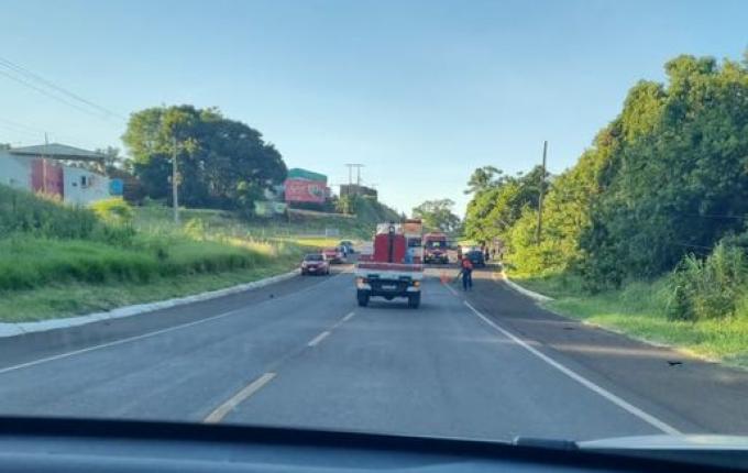 Motociclista é socorrida em estado grave após acidente com carreta na BR-163 em SMO