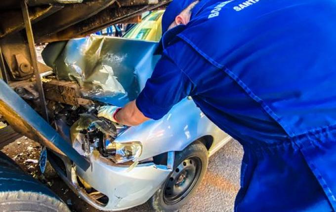 SMO: condutor perde controle de direção e colide em caminhão