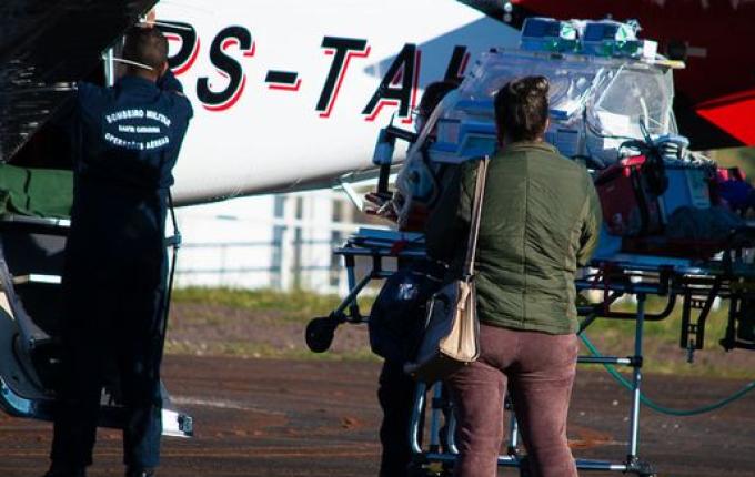 Bebê de apenas dois dias de vida é transferido do HRTGB à Joinville pelo Arcanjo; Assista