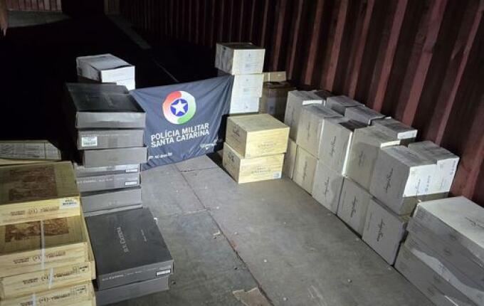 Polícia Militar apreende carga de vinho argentino na BR-282, em Iraceminha