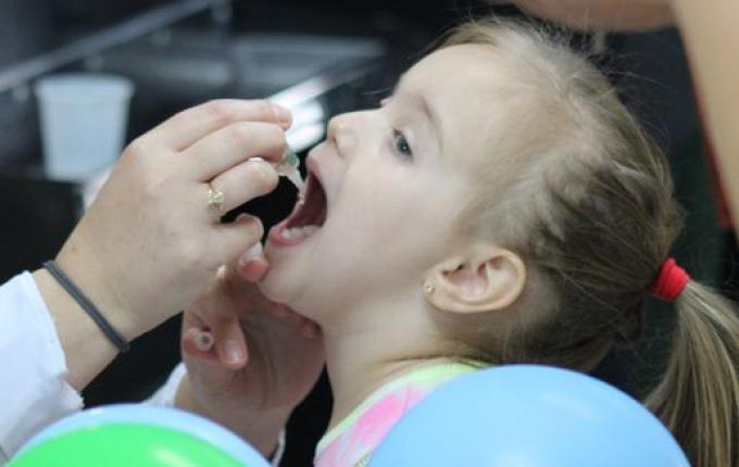 Campanha de vacinação contra poliomielite imuniza crianças em SMOeste