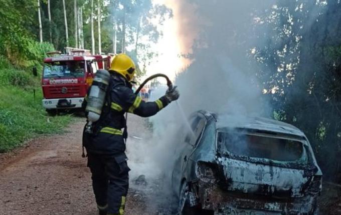 Veículo é completamente destruído por incêndio em Mondaí