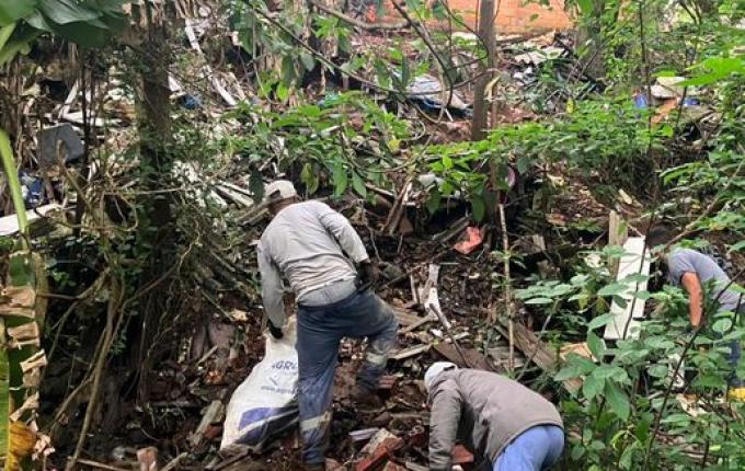 Prefeitura faz mutirão de limpeza em área de preservação no Bairro Sagrado Coração