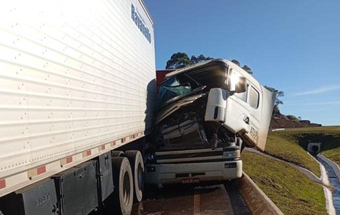 Colisão traseira entre dois caminhões bloqueia BR-158, em Cunha Porã