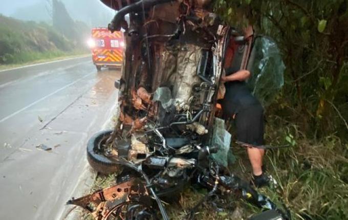 Caminhonete capota após sair da pista e colidir com árvore em Guaraciaba