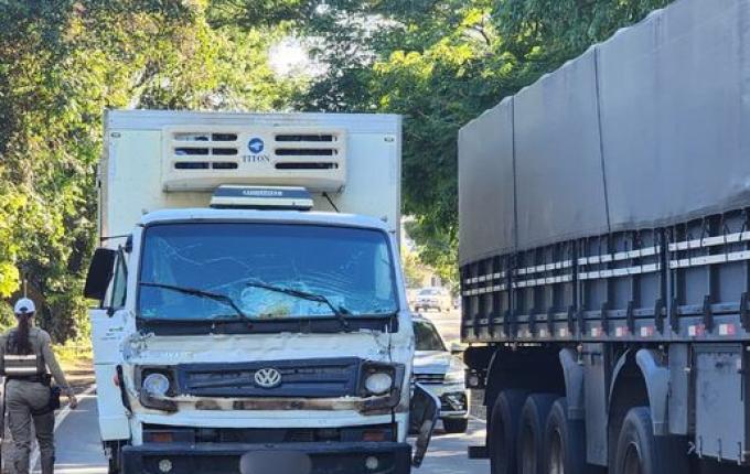 Motorista fica ferido em acidente entre caminhões na SC-163
