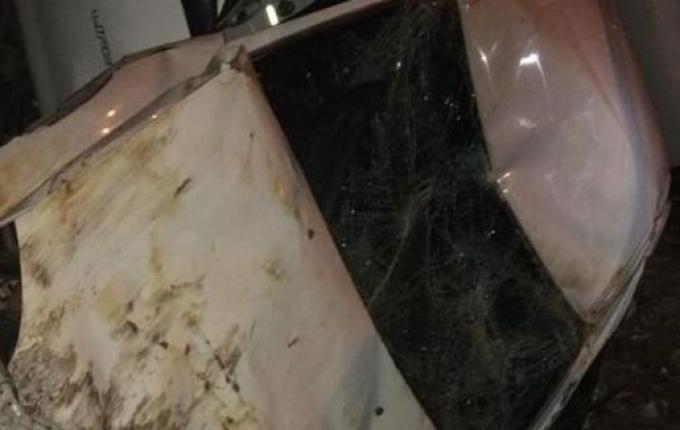 Carro acaba no meio de residências em saída de pista