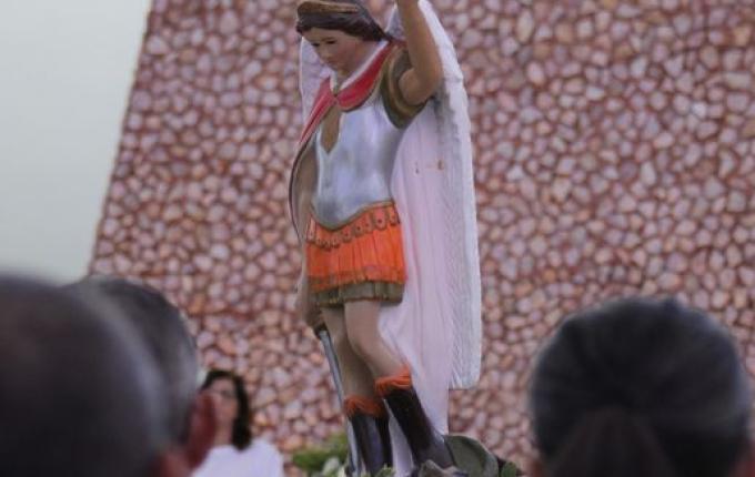 Mais de mil fiéis participam de missa em homenagem a São Miguel Arcanjo