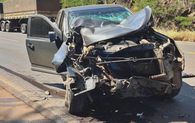 Acidente entre caminhonete e carreta na BR-282 deixa um ferido