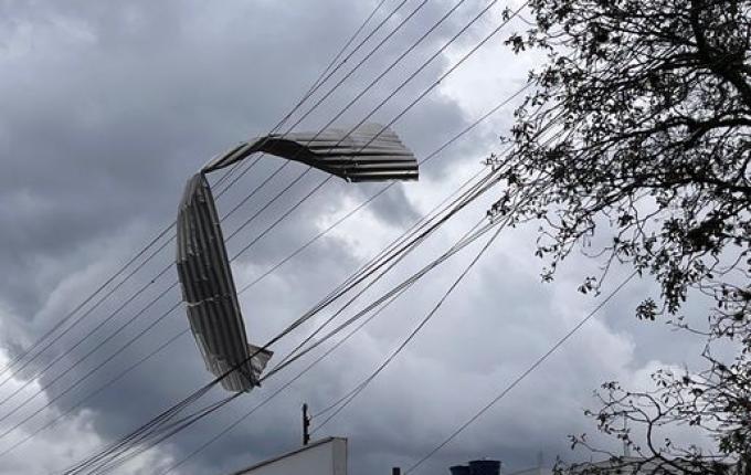 Temporal destrói galpão e interdita rua em São Miguel do Oeste