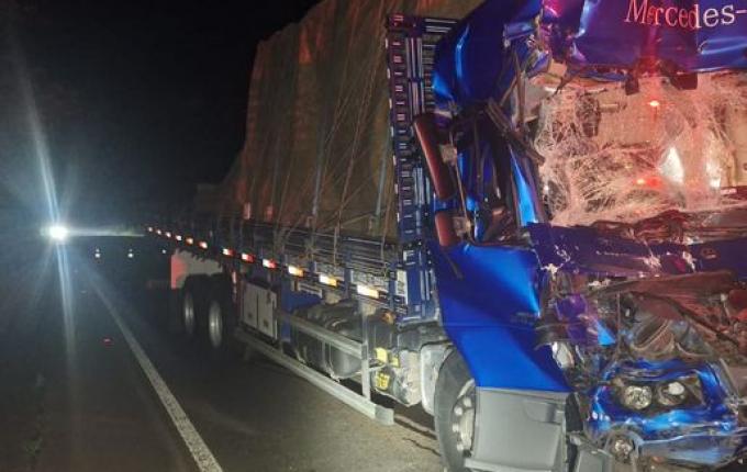 Caminhões colidem na SC-157 em Quilombo