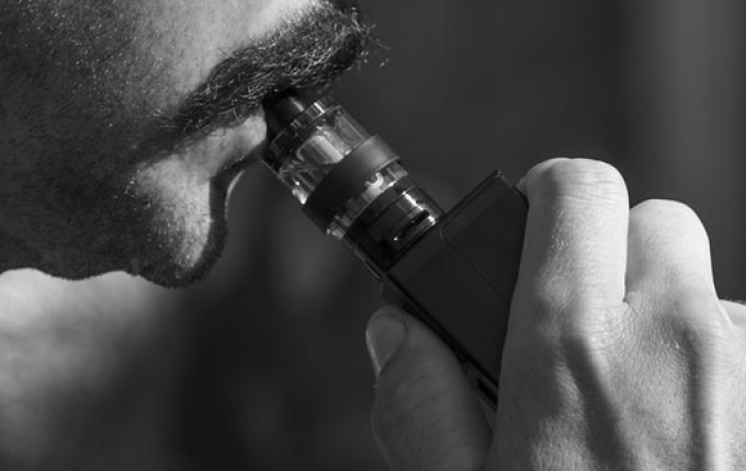 Cigarros eletrônicos podem ser proibidos em praças e lugares fechados de SC