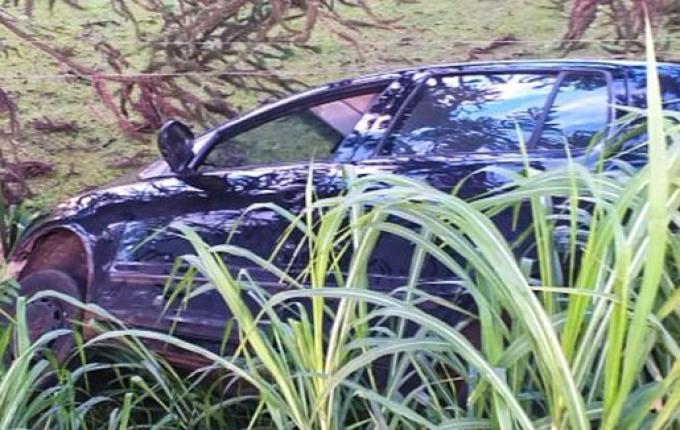 Carro sai da pista e cai em barranco na Willy Barth