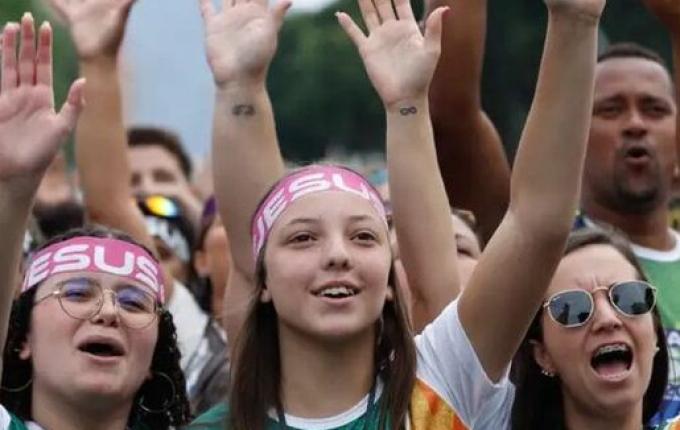 Evangélicos crescem, mas católicos ainda são maioria em SC, aponta Censo 2022