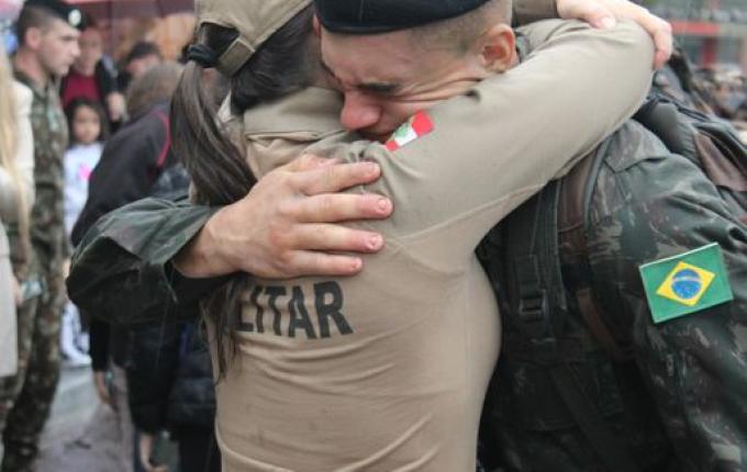 Exército entrega boinas pretas aos novos soldados em São Miguel do Oeste