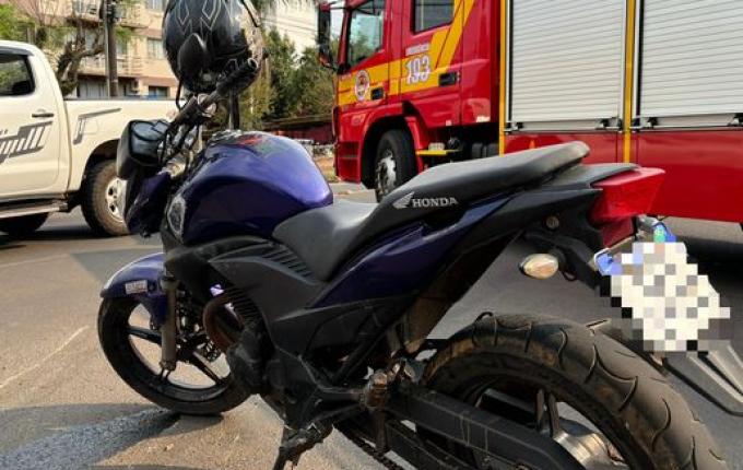 Colisão entre moto e caminhonete deixa motociclista ferido no centro de SMOeste