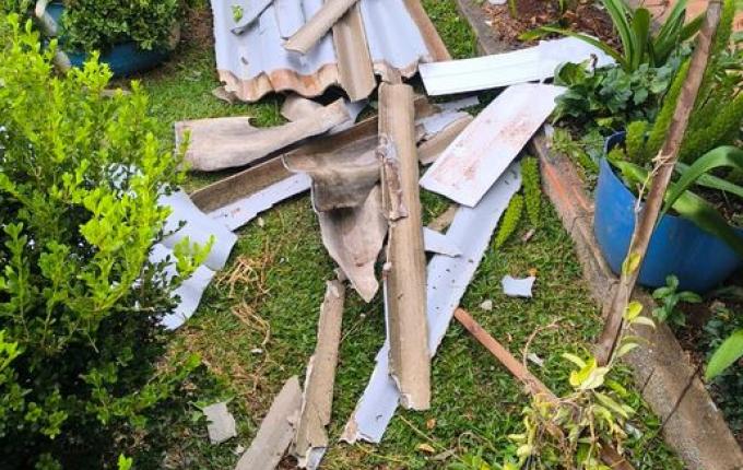 Fortes ventos destelham casas e ginásio em bairro de São Miguel do Oeste
