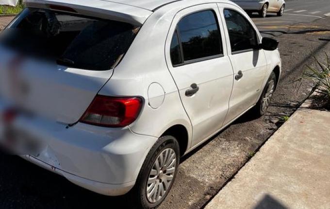 Jovem fica ferido em colisão de bicicleta contra carro estacionado em SMOeste