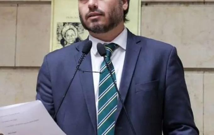 Carlos Bolsonaro oficializa renúncia e inicia trajetória para concorrer ao Senado por SC