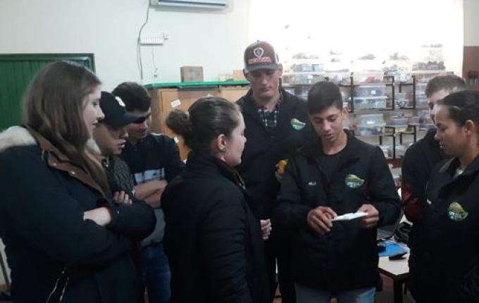 Alunos colocam em prática projetos em impressora 3D