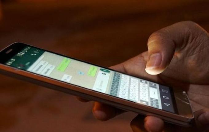 Luz emitida por telas de celulares e computadores pode acelerar envelhecimento