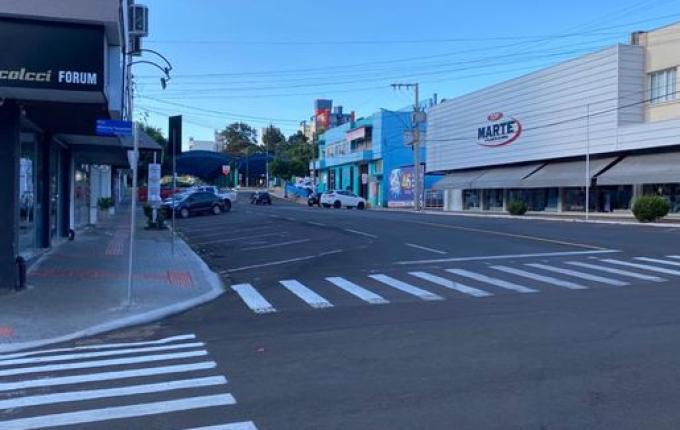 População atende pedidos e movimento nas ruas é baixo