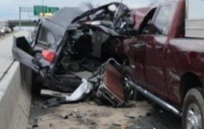 Carro de funerária se envolve em engavetamento e cadáver vai parar no meio da rodovia