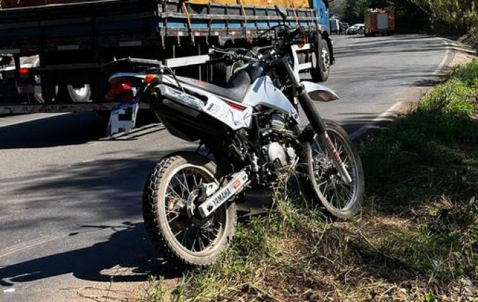 Veículo fica parcialmente destruído em colisão frontal na BR 282, em SMOeste