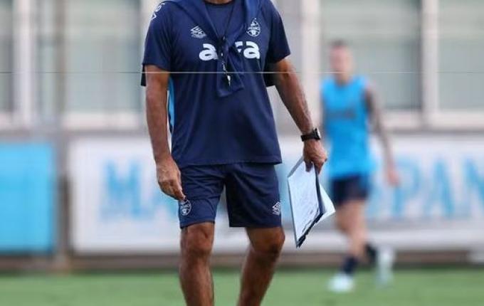 Pressionado, Quinteros precisa driblar desfalques do Grêmio contra o Ceará