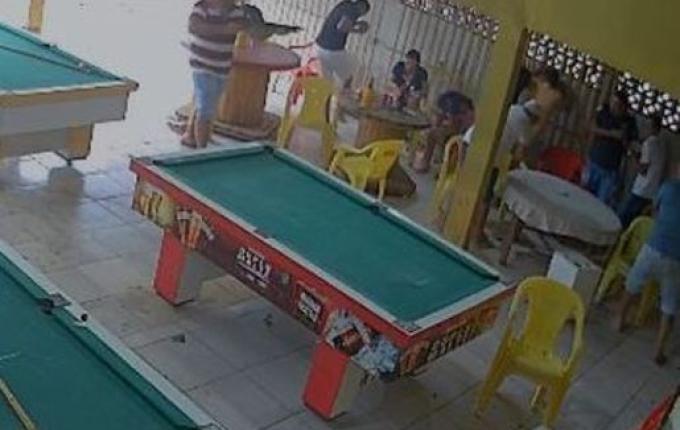 Homem mata a tiros sete pessoas em bar de MT após perder em jogo