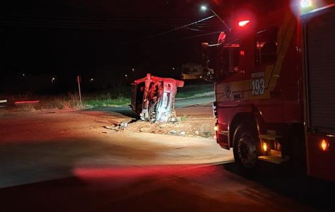 Motorista abandona veículo após capotamento na BR-163, em Dionísio Cerqueira